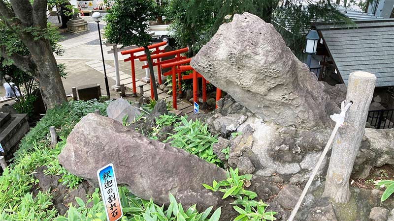 画像：富士塚の釈迦の割れ石