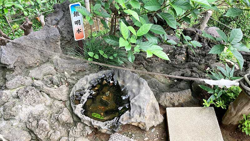 画像：富士塚の銀明水