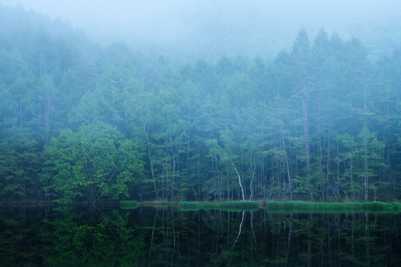 画像：霧の御射鹿池
