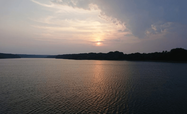 画像：多摩湖の夕日
